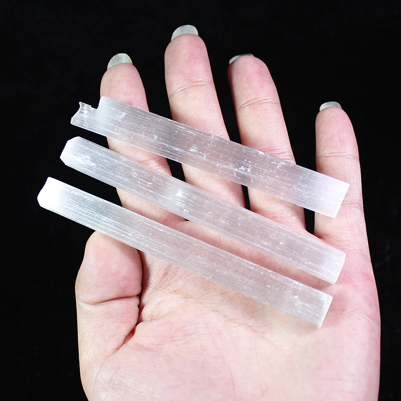3ks Nepravidelný Selenite Crystal Stick Prútik Leštenie Crystal Kameň Reiki Liečenie Energiou Podávaný Kameň Zásobník Podstavec