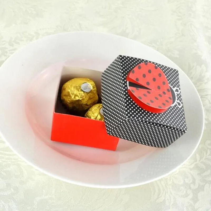 Nové 20pcs roztomilý Tvorivé Lienka Sweet Candy Box Červená Čierna Bodka Farba BaBy Sprcha Narodeninovej Party Candy Box Svadobné Prospech Darčekovej krabičke