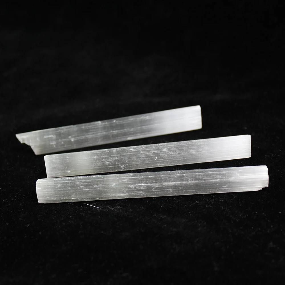 3ks Nepravidelný Selenite Crystal Stick Prútik Leštenie Crystal Kameň Reiki Liečenie Energiou Podávaný Kameň Zásobník Podstavec