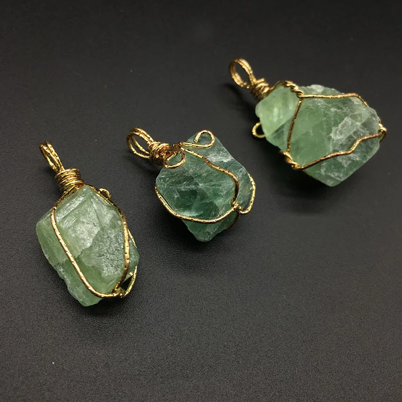 Ručné Drôt Zabalené Zlatá Farba Nugety Nepravidelný Pôvodnej Kamennej Prírodné Zelené Fluorite Quartz Stone Prívesky Ženy Šperky