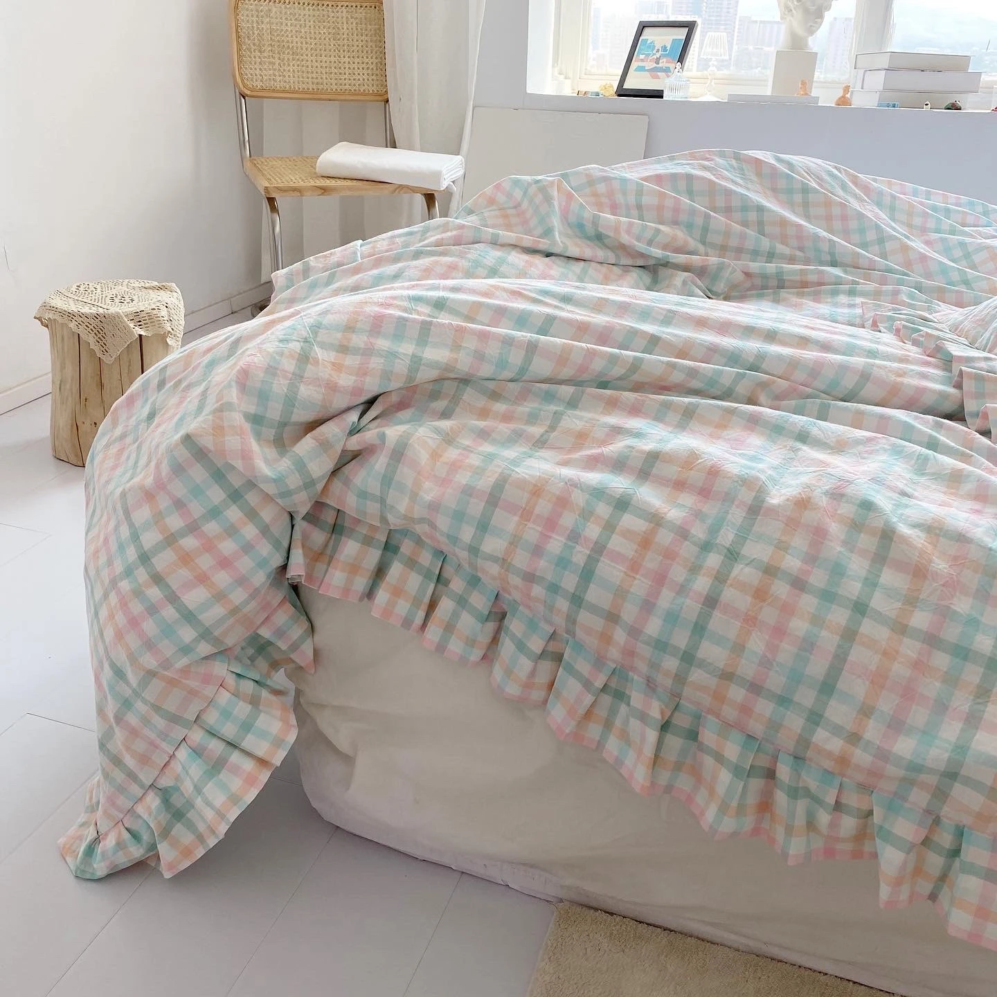 Prehoz bavlnená posteľná bielizeň nastaviť veľká manželská posteľ s volánikmi jemné krásne dievča miestnosti dekorácie deka kryt nastaviť vybavené list