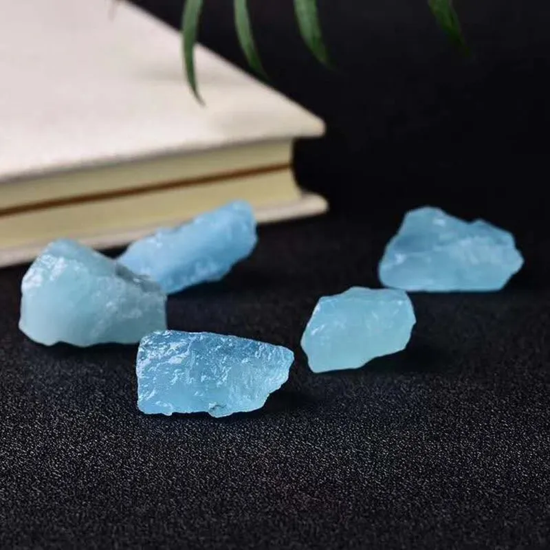 Akvamarín surové kryštály hrubý kameň prírodné kamene a minerály, drahé kamene reiki liečenie feng shui šperky cristal dekoratívne
