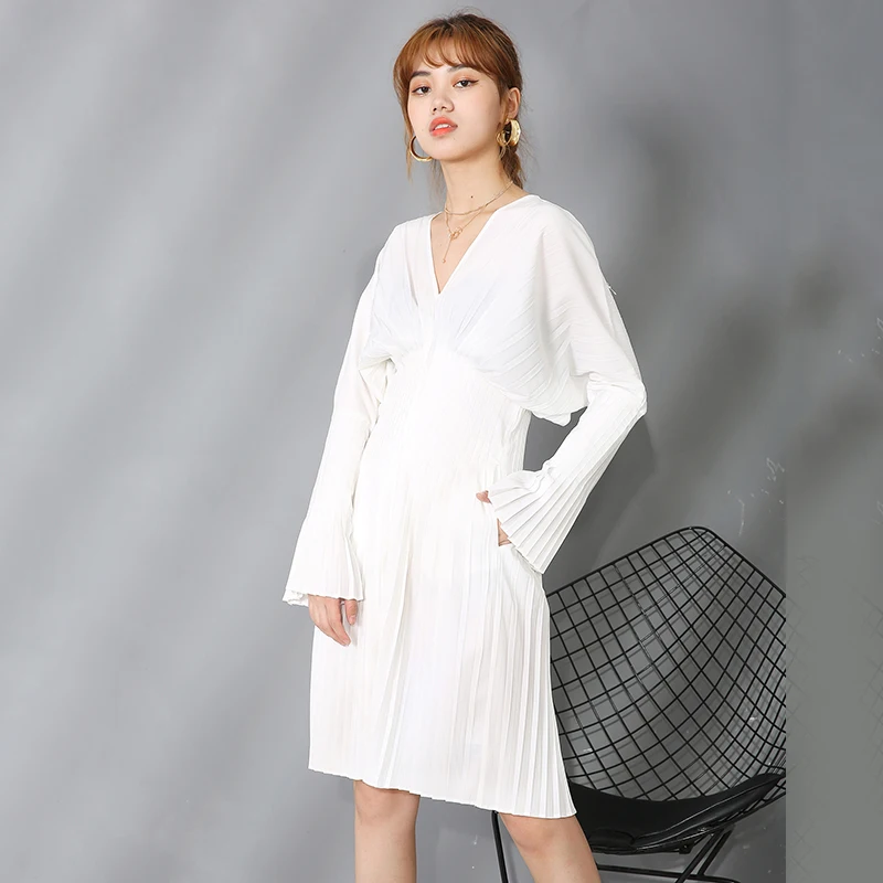 [EAM] Ženy Biela Skladaný Stručný Temperament Šaty Nové tvaru Dlhý Rukáv Loose Fit Módne Príliv Jar Jeseň 2021 1W32600a