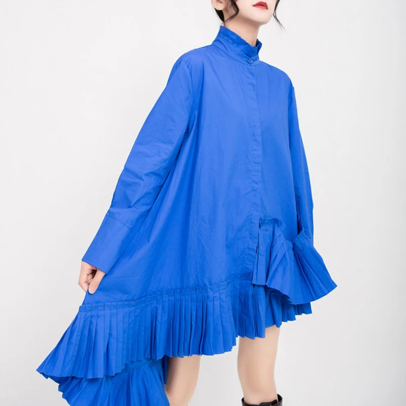 [EAM] Ženy Modrá Skladaný Asymetrické Šaty Nové Stojan Golier Dlhý Rukáv Loose Fit Módne Príliv Jar Jeseň 2021 1D701