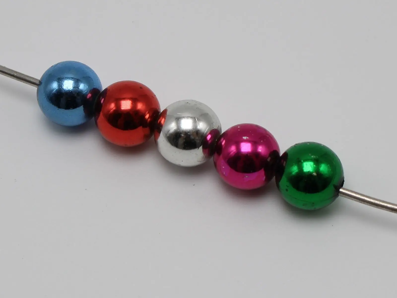 100 Zmiešané Kovové Farby Akrylové Okrúhle Korálky 12mm Vianočné Korálky