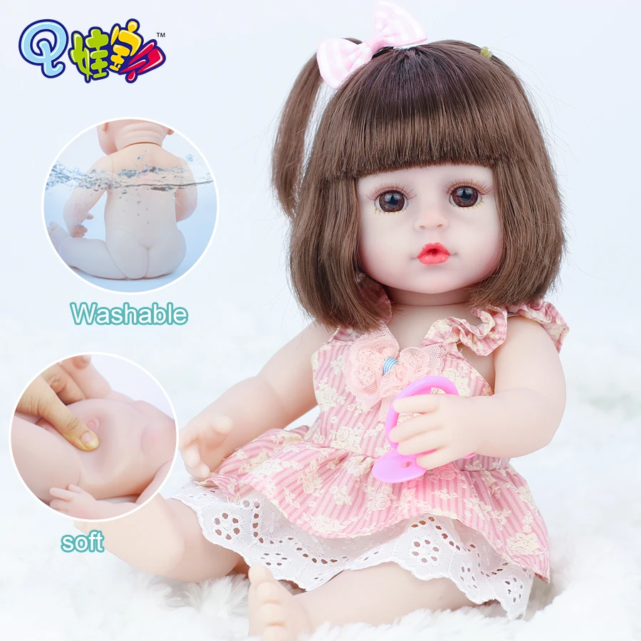 38cm Roztomilý Simulácia Reborn Baby Doll Plný Vinyl Kvetinové Šaty Cumlík Bude Pee Chlapec Dievča Narodeniny Vianočný Darček Baby Doll