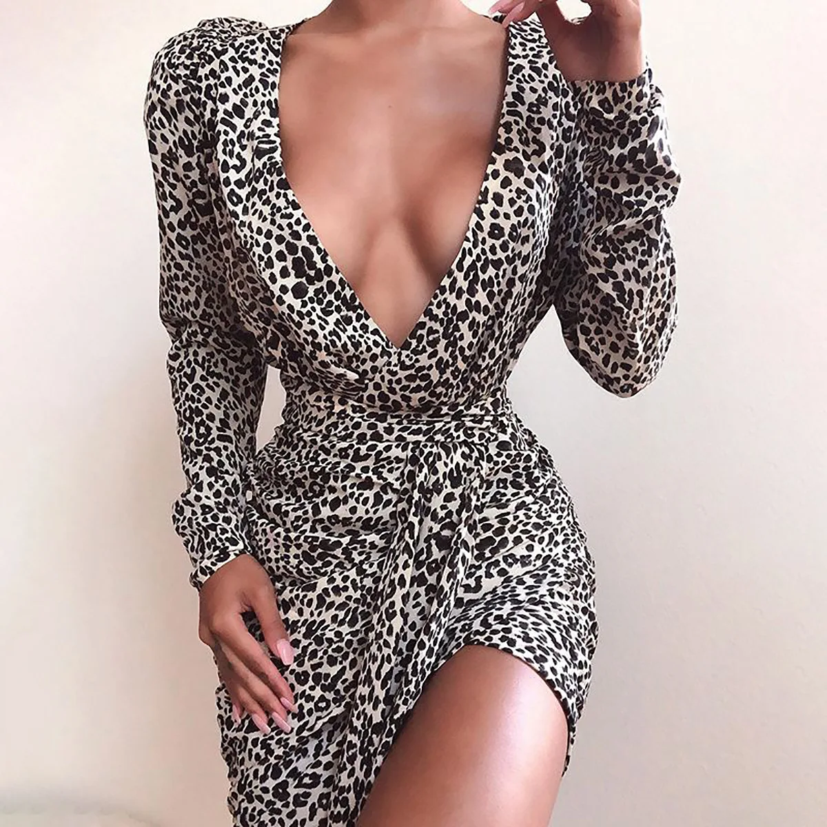 Európa a Spojené Štáty jeseň 2020 new horúce predaj sexy módne leopard tlač hlboké V dlhým rukávom čipky šaty minisukňu