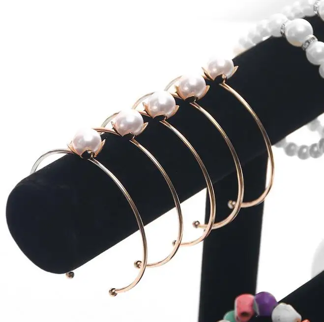Nový Dizajn 2 Tier Velvet Hodinky Držiteľ Bangles Náramok Zobraziť Šperky Úložný Stojan S Zmontované Súčasti Ľahko sa prenáša
