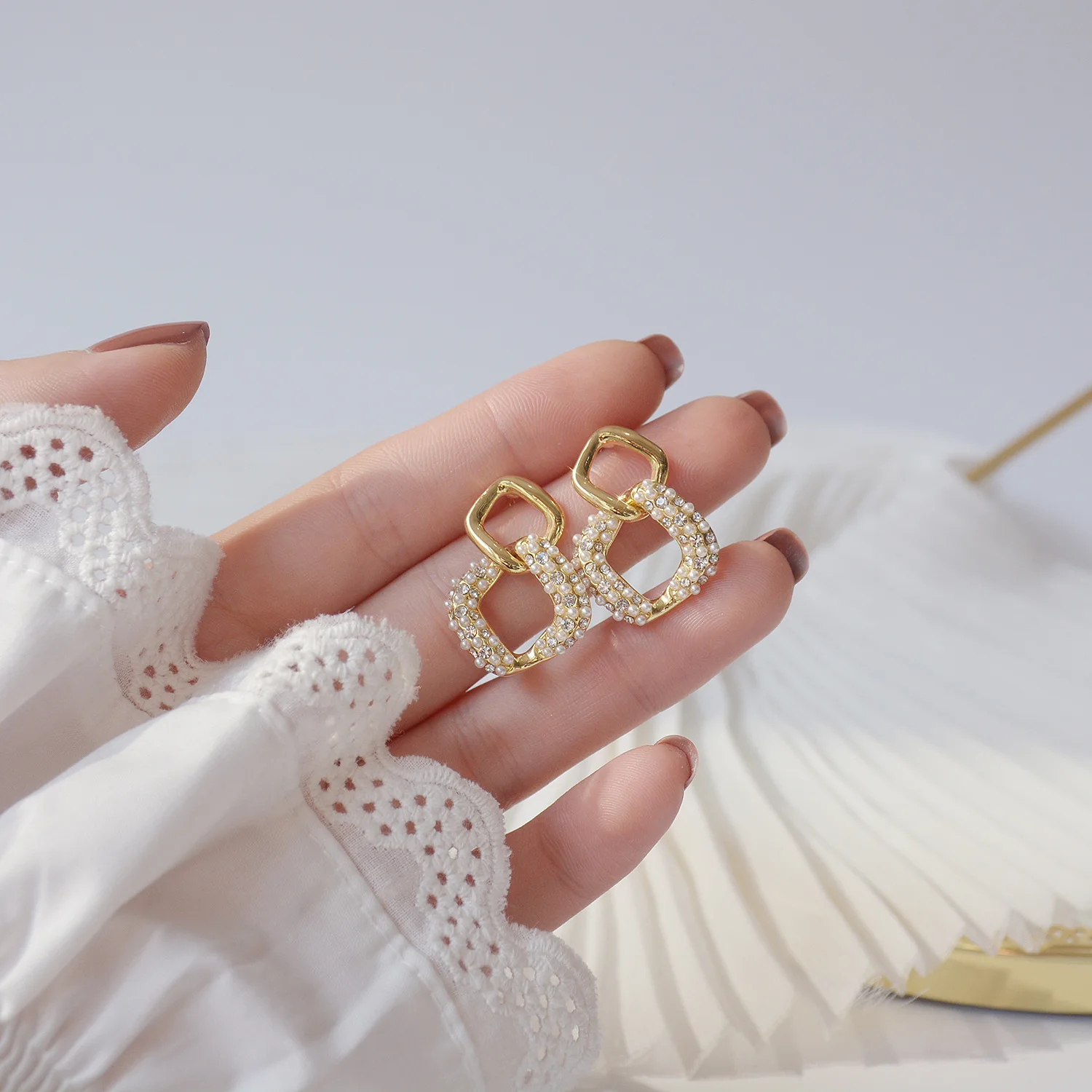 Kreatívny dizajn, jemné twisted geometrické pearl náušnice, elegantné a veľkorysá žena náušnice, kórejčina módne šperky