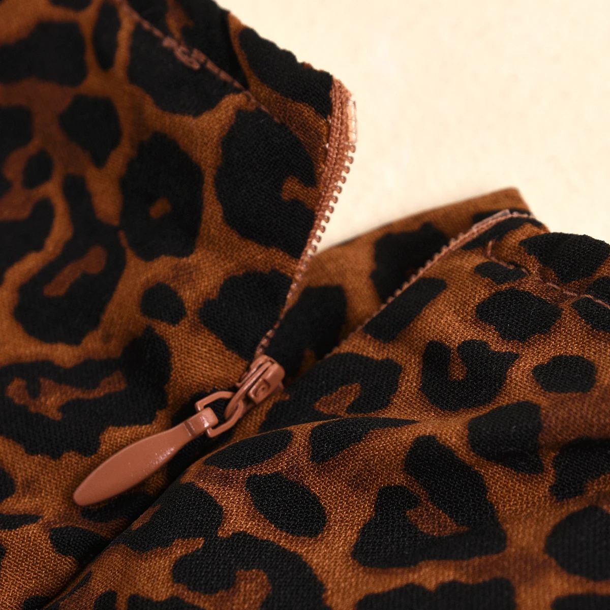Móda Nové Jeseň Dievčatko je Dlhé rukávy a Nohavice Vyhovovali Leopard Volánikmi T-shirt+Elastické Výšivky Svetlice Džínsy Dievčatá Nastaviť
