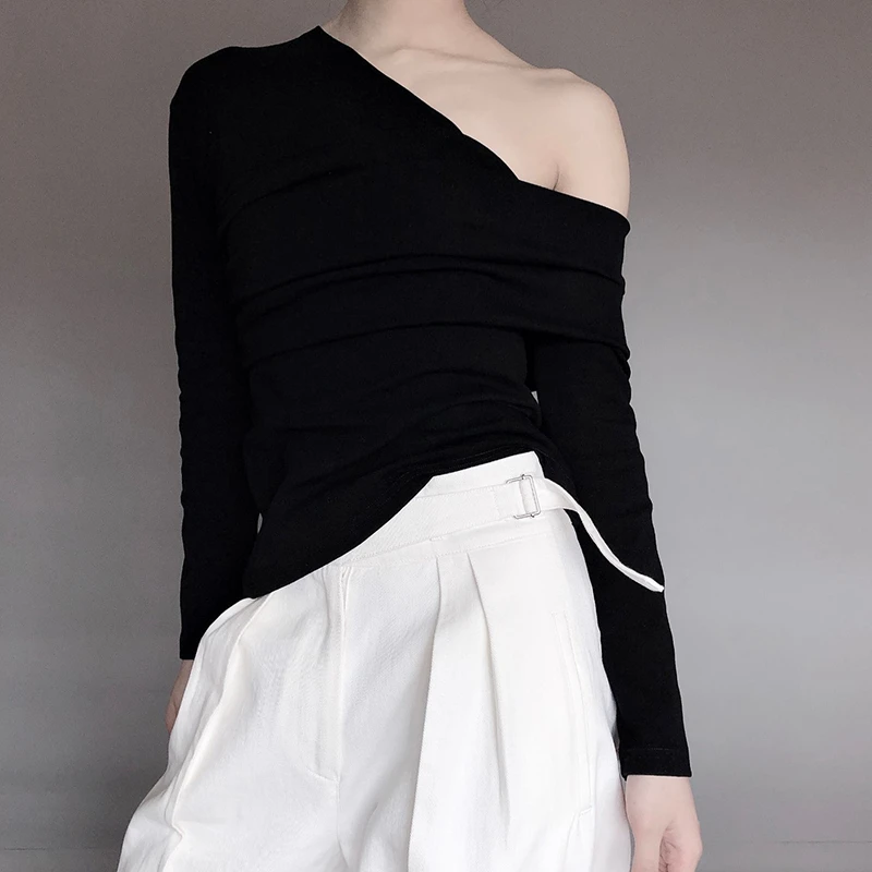 TWOTWINSTYLE Sexy Mimo Rameno dámske tričká Asymmetricsl Tenký Dlhý Rukáv Fashion Čierne Tričko Ženské Oblečenie 2020 Jar